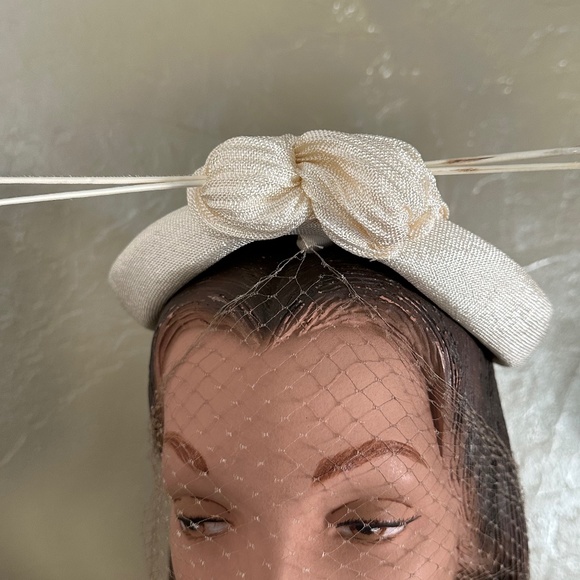 FASHIONABLE 1950s\' OFF-WHITE FABRIC CAP WITH FEATHER QUILL TRIM + VEIL main image 5